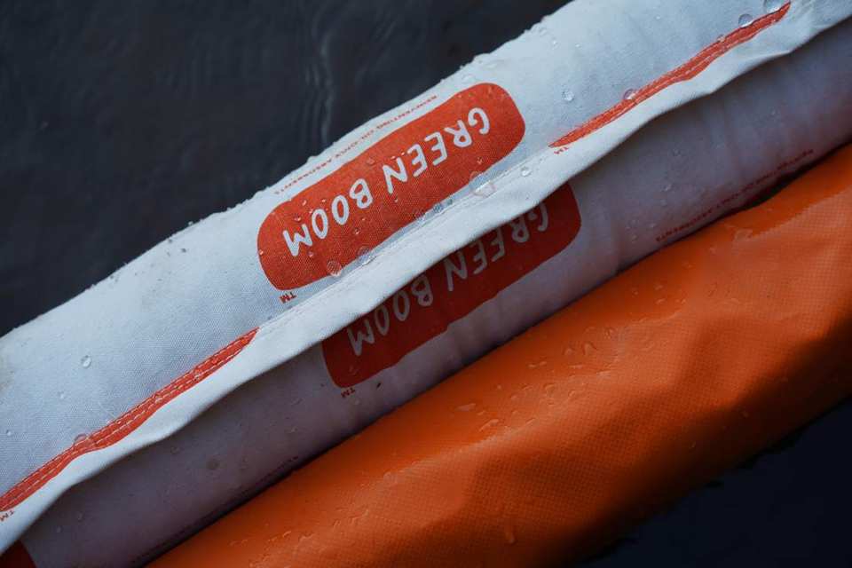 Insluitingsboom met schort en daaraan bevestigde absorberende Green Boom-boom