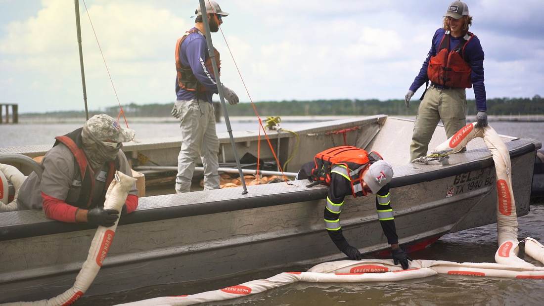 Team zet Green Boom booms uit vanaf een boot